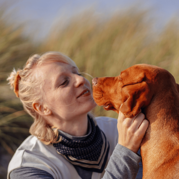 Femme qui fait un bisou à son chien